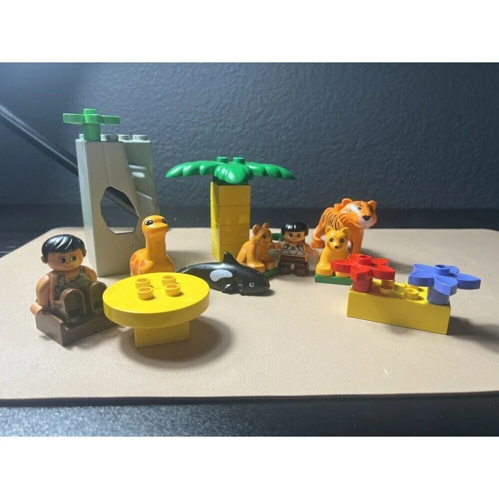 Lego Duplo  Vintage Caveman Set Total Of 20 Pieces Some Very Rare